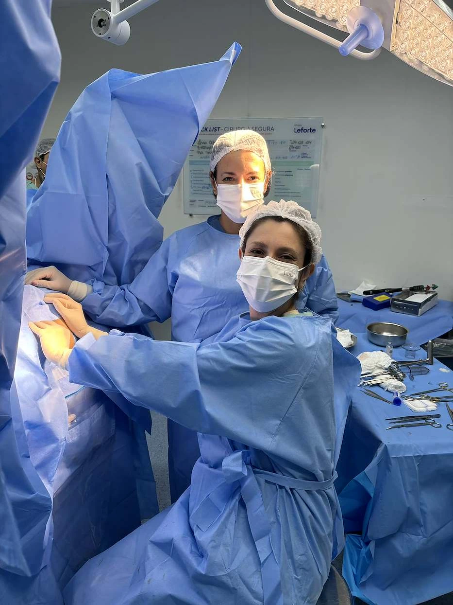 Dra. Marília Marcelino durante um procedimento cirúrgico