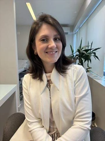 Dra. Marília Marcelino em seu ambiente de atendimento