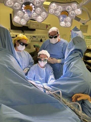 Equipe médica durante um procedimento no centro cirúrgico
