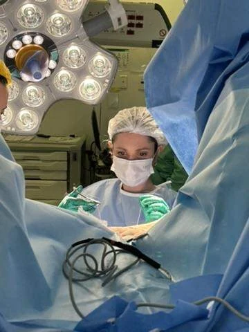 Rotina de trabalho da equipe durante um procedimento cirúrgico