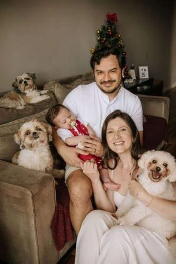 Registro afetivo da Dra. Marília Marcelino com sua família e seus animais