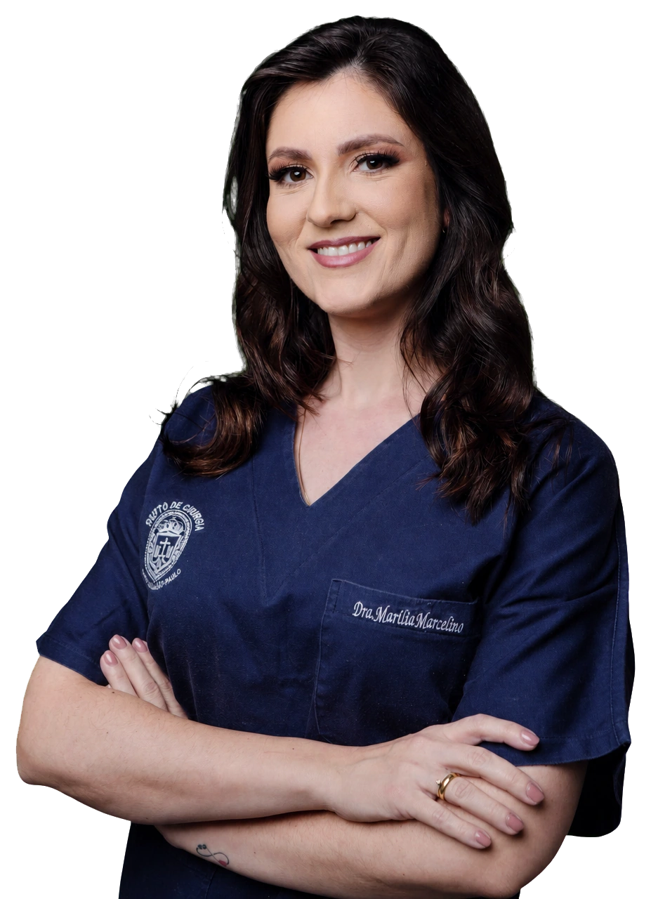 Dra. Marília Marcelino em roupa médica, com os braços cruzados