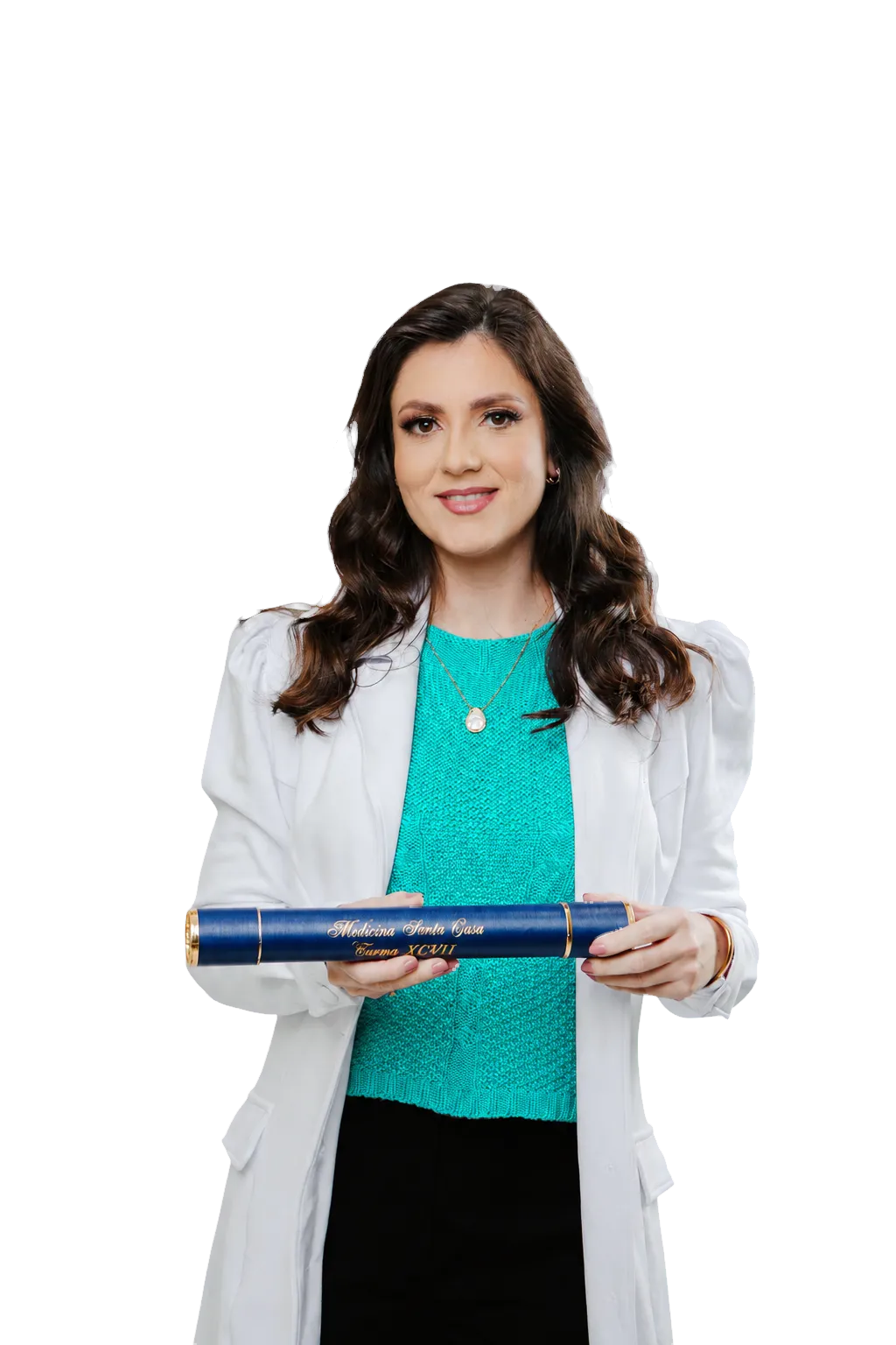 Dra. Marília Marcelino segurando seu diploma de Medicina
